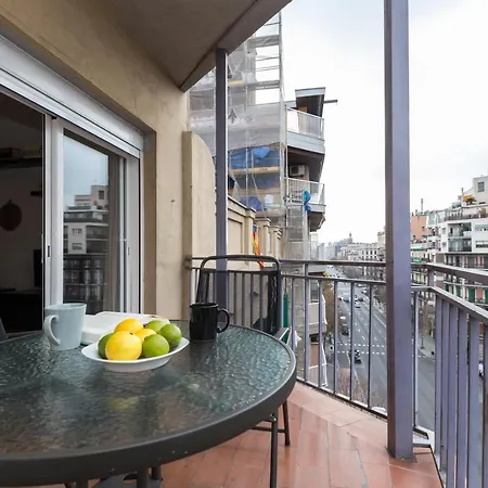 Heart Of The City Sunny With Iconic Terrace View